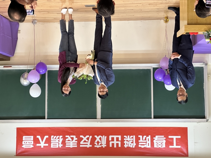 牧德科技蘇怡汎財務長向陳復生校友獻花祝賀