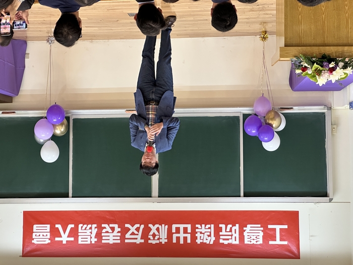 動機系李昌駿主任為眾人介紹陳盈源校友