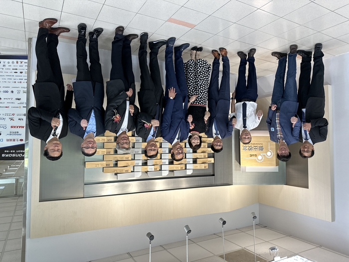 工學院師長與四位傑出院友合影