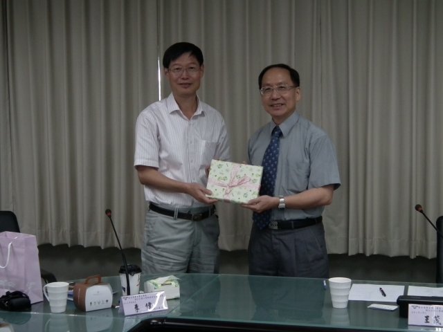 王茂駿院長與互贈禮品