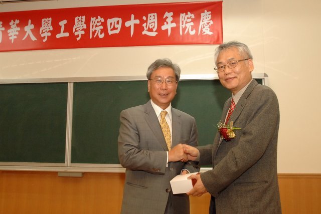 王鴻圖校友與戴念華院長（頒獎）