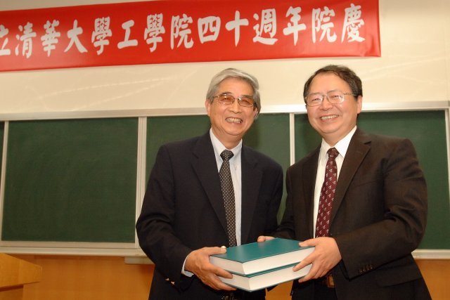 林垂宙院長與陳力俊校長（頒獎）