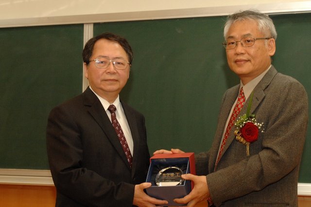 陳力俊校長與戴念華院長（頒獎）
