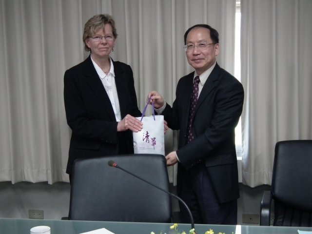 工學院王茂駿院長贈送禮品予哈佛大學工學院院長Prof.Cherry A.Murray
