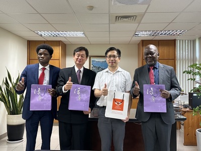左起Prof.Clinton Aigbavboa、Prof.Tien-Chien Jen、工學院蔡宏營院長、Prof.Kasongo Didier Nyembwe