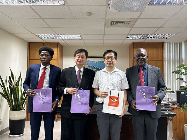 左起Prof.Clinton Aigbavboa、Prof.Tien-Chien Jen、工學院蔡宏營院長、Prof.Kasongo Didier Nyembwe2