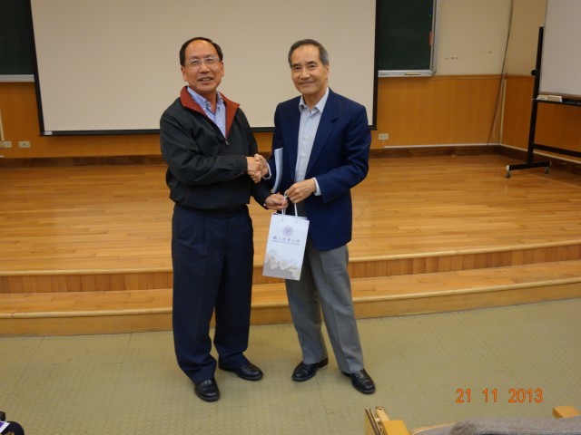 頒贈禮品-工學院王茂駿院長及林本堅博士